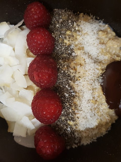 Una foto de Porridge de coco y frambuesas