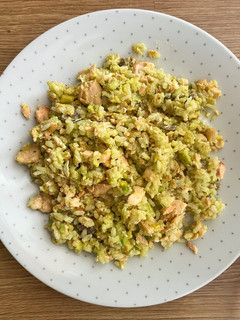 Una foto de Arroz con salmón y aguacate 🥑