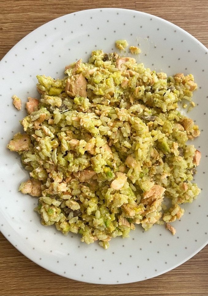 Una foto de Arroz con salmón y aguacate 🥑