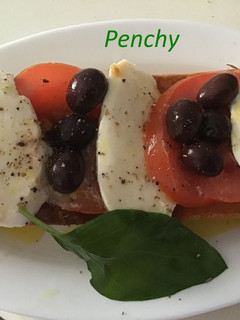 Una foto de Crostini Caprese al ajo con aceitunas negras