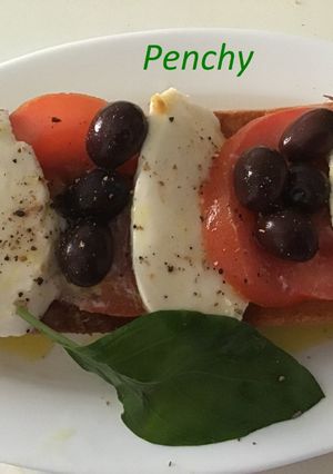 Una foto de Crostini Caprese al ajo con aceitunas negras