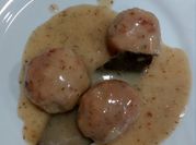 Una foto de albondigas en salsa verde