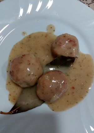 Una foto de Albóndigas jugosas en salsa verde