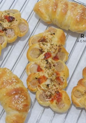 Foto resep Roti Manis Sosis & Pisang Cokelat Keju (No Ulen Dijamin Lembut)