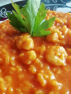 Una foto de Arroz con gambas arroceras y salsa de tomate