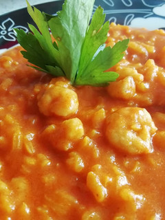 Una foto de Arroz con gambas arroceras y salsa de tomate
