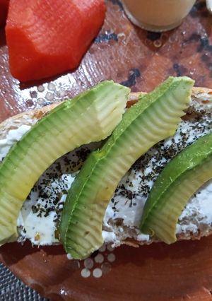 Una foto de Mollete con queso crema de Kéfir 🥖🥛🥑🌱