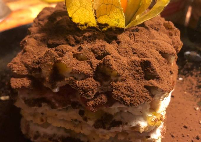 ПП пирожное с клубникой, ананасом, кокосом, йогуртом и семенами ЧИА