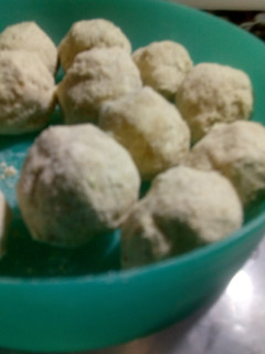 பாசிப்பருப்பு மாவு உருண்டை. ஸ்நேக்ஸ் செய்முறை முக்கிய புகைப்படம்