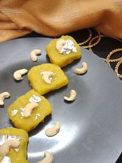 नारियल की बर्फी (nariyal ki barfi recipe in hindi) रेसिपी मुख्य फोटो
