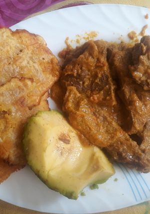 Una foto de Lengua en salsa con patacón