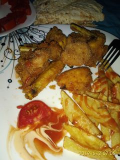 عکسی از دستور مرغ کنتاکی و سیب زمینی سرخ کرده