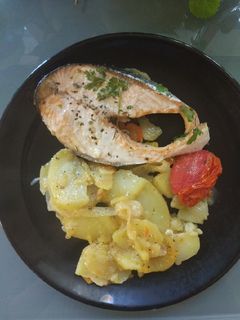 Una foto de Salmón al horno con base de patatas