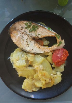 Foto principal de Salmón al horno con base de patatas