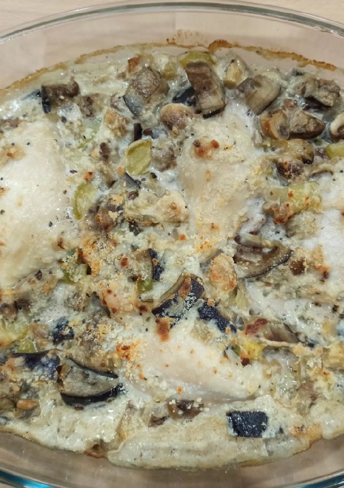 Una foto de Contramuslos de pollo con salsa de nata, champiñones y berenjena