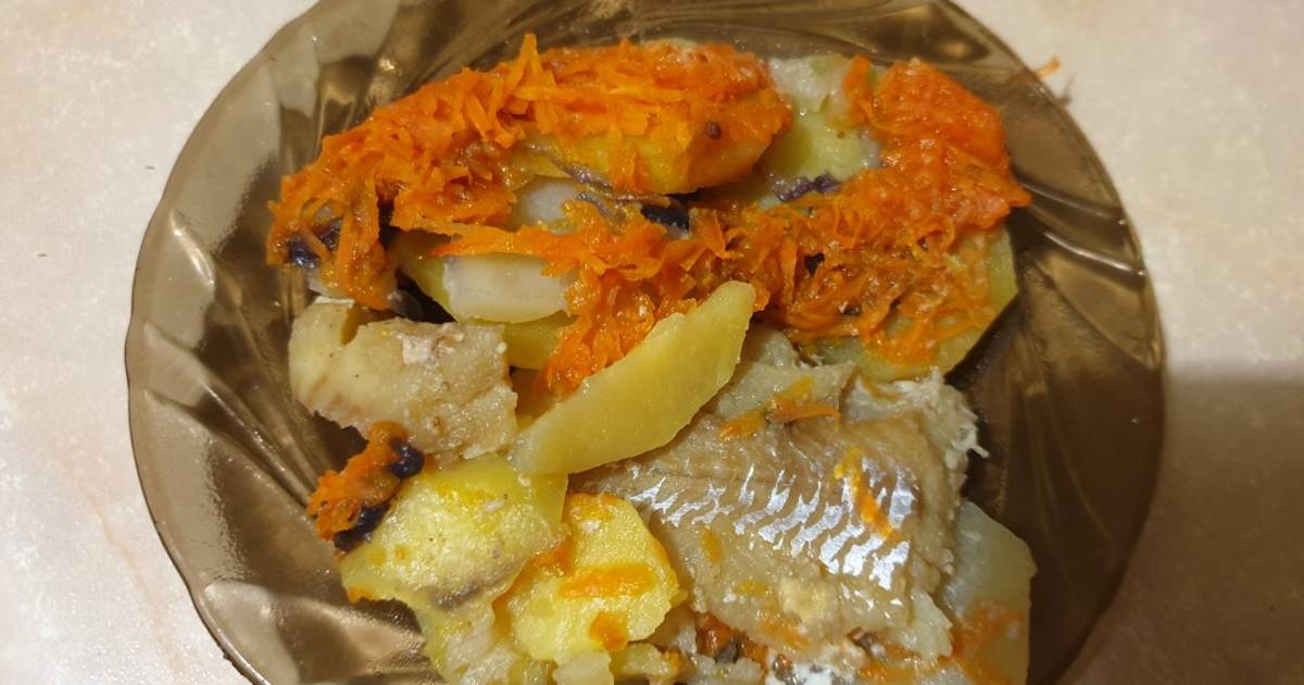 Рыба тушеная в духовке с морковью и луком и картофелем