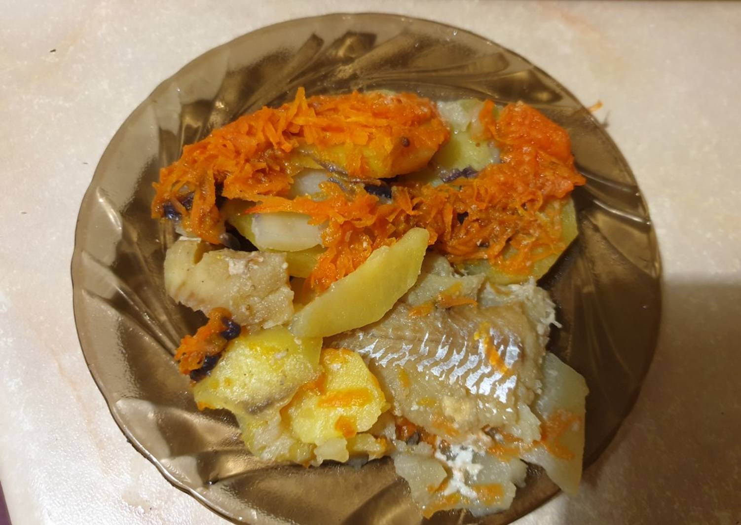Рыба в духовке с морковью