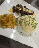 Papás majas con bacon, queso y un New York Steak well done