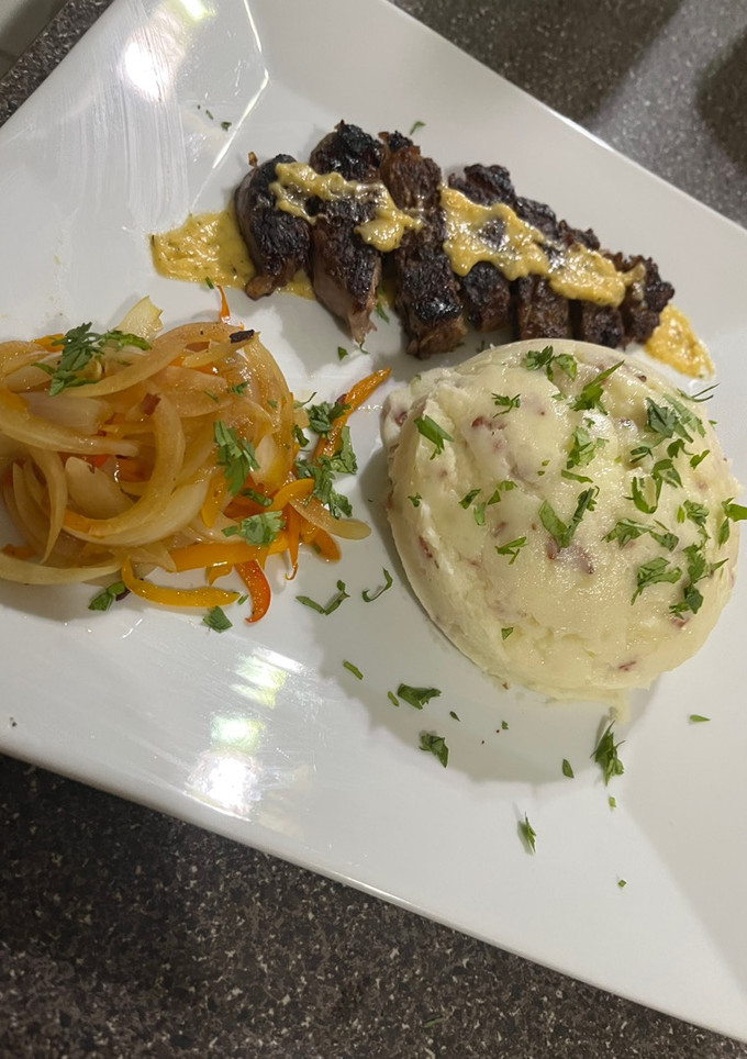 Una foto de Papás majas con bacon, queso y un New York Steak well done