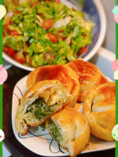 Una foto de 🌿 Empanadas de Acelga🌿 con ensalada de Cherry y lechuga