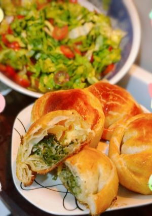 Una foto de 🌿 Empanadas de Acelga🌿 con ensalada de Cherry y lechuga