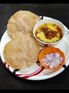 पूरी और मूंग दाल तड़का (poori aur moong dal tadka recipe in Hindi) रेसिपी मुख्य फोटो