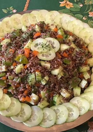 Une photo de Salade de riz rouge au concombre, poivron orange et tomates Tiverta