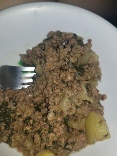 Una foto de KETO: Guiso de espinacas y chayote con carne
