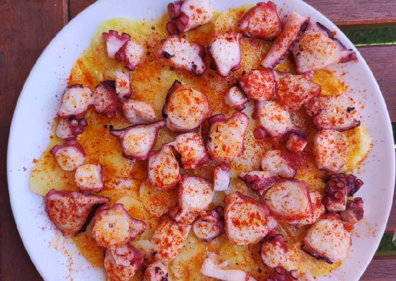 Pulpo a la gallega sobre base de patatas al microondas