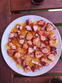Una foto de Pulpo a la gallega sobre base de patatas al microondas