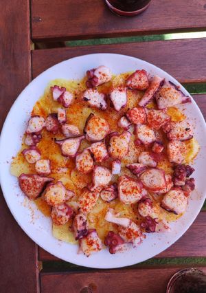 Una foto de Pulpo a la gallega sobre base de patatas al microondas