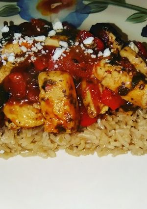 A picture of Chicken Florentine over Brown rice.