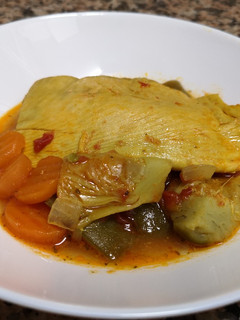 Una foto de Palometa con verduras y cúrcuma