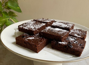 A picture of Chocolate chip coffee brownies.