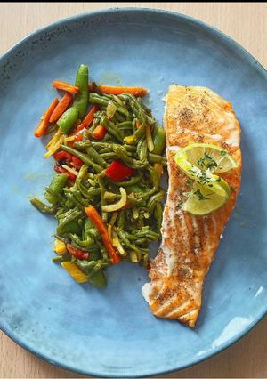 Une photo de Légume asiatique et filet de saumon