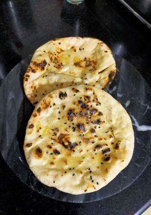 A picture of Garlic Butter Naan With Yeast.