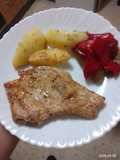 Chuletas de cerdo a la plancha con papas salteadas y pimientos asados
