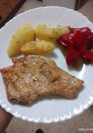 Una foto de Chuletas de cerdo a la plancha con papas salteadas y pimientos asados