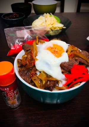 Una foto de Bol de ternera Japonés Gyūdon🇺🇾🇯🇵牛丼