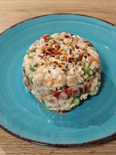 Una foto de Ensaladilla de pilaf con garbanzos y salmón marinado
