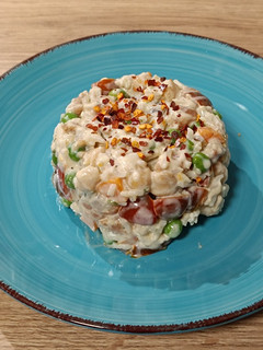 Una foto de Ensaladilla de pilaf con garbanzos y salmón marinado