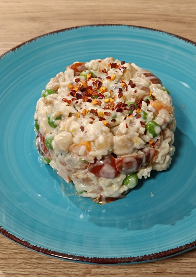 Una foto de Ensaladilla de pilaf con garbanzos y salmón marinado