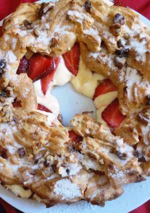 A picture of Strawberry Custard Puff.