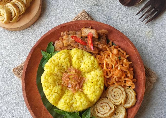 Resep Nasi Kuning Tanpa Santan Magic Com Oleh Dapur Bunda Daisy - Cookpad