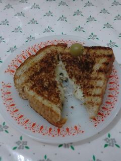 Una foto de Sándwich Queso y Oliva (con pan sazonado)