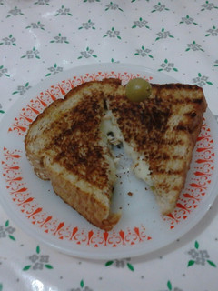 Una foto de Sándwich Queso y Oliva (con pan sazonado)