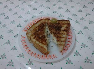 Una foto de Sándwich Queso y Oliva (con pan sazonado)