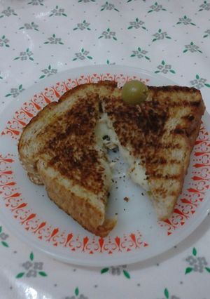 Una foto de Sándwich Queso y Oliva (con pan sazonado)