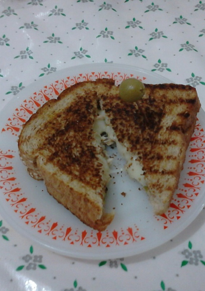 Una foto de Sándwich Queso y Oliva (con pan sazonado)