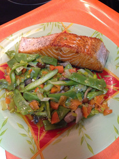 Una foto de Lomo de salmón con festival de verduras